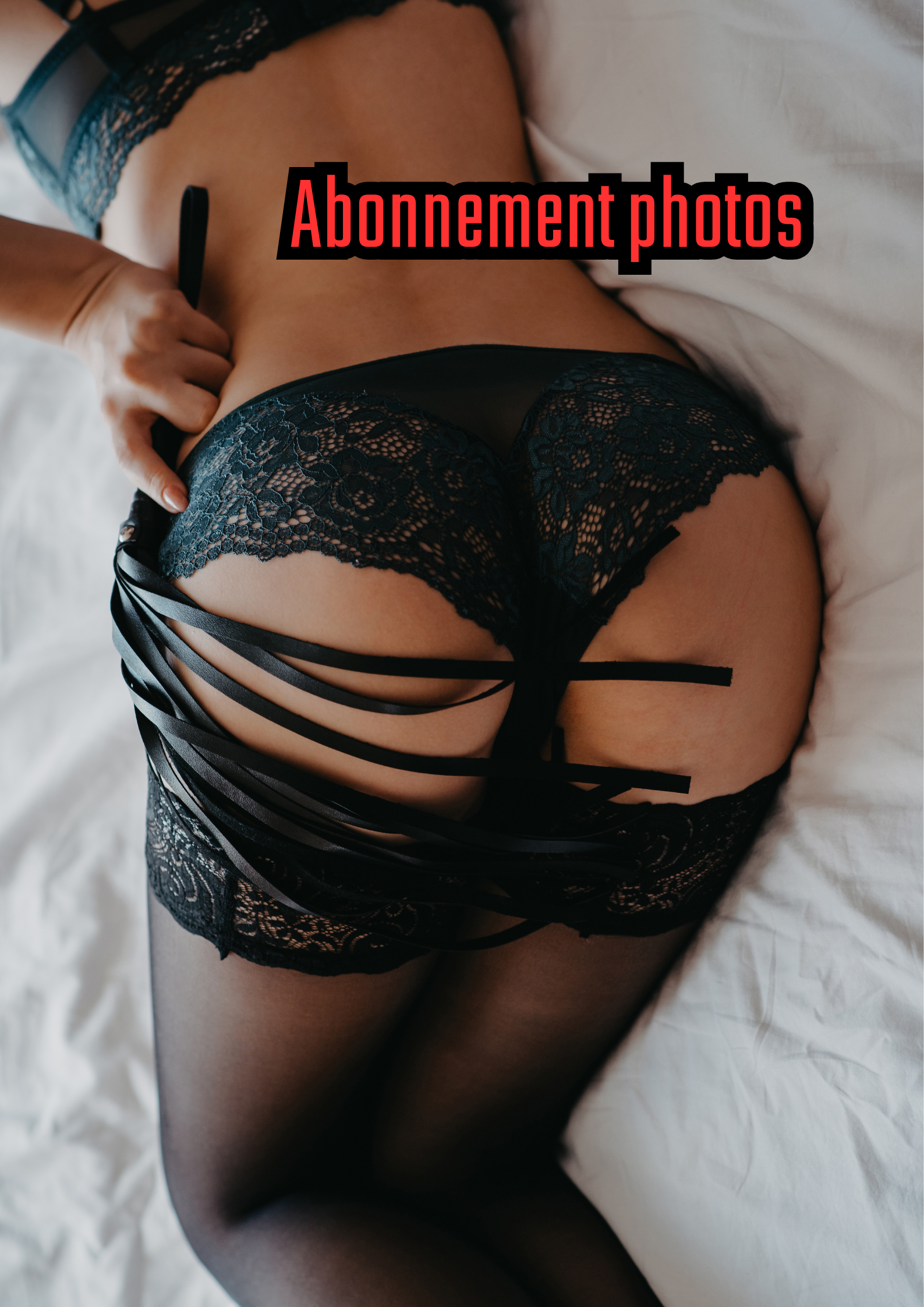 Une femme en lingerie allongée sur un lit avec les mots "abonnement photos" en surimpression.