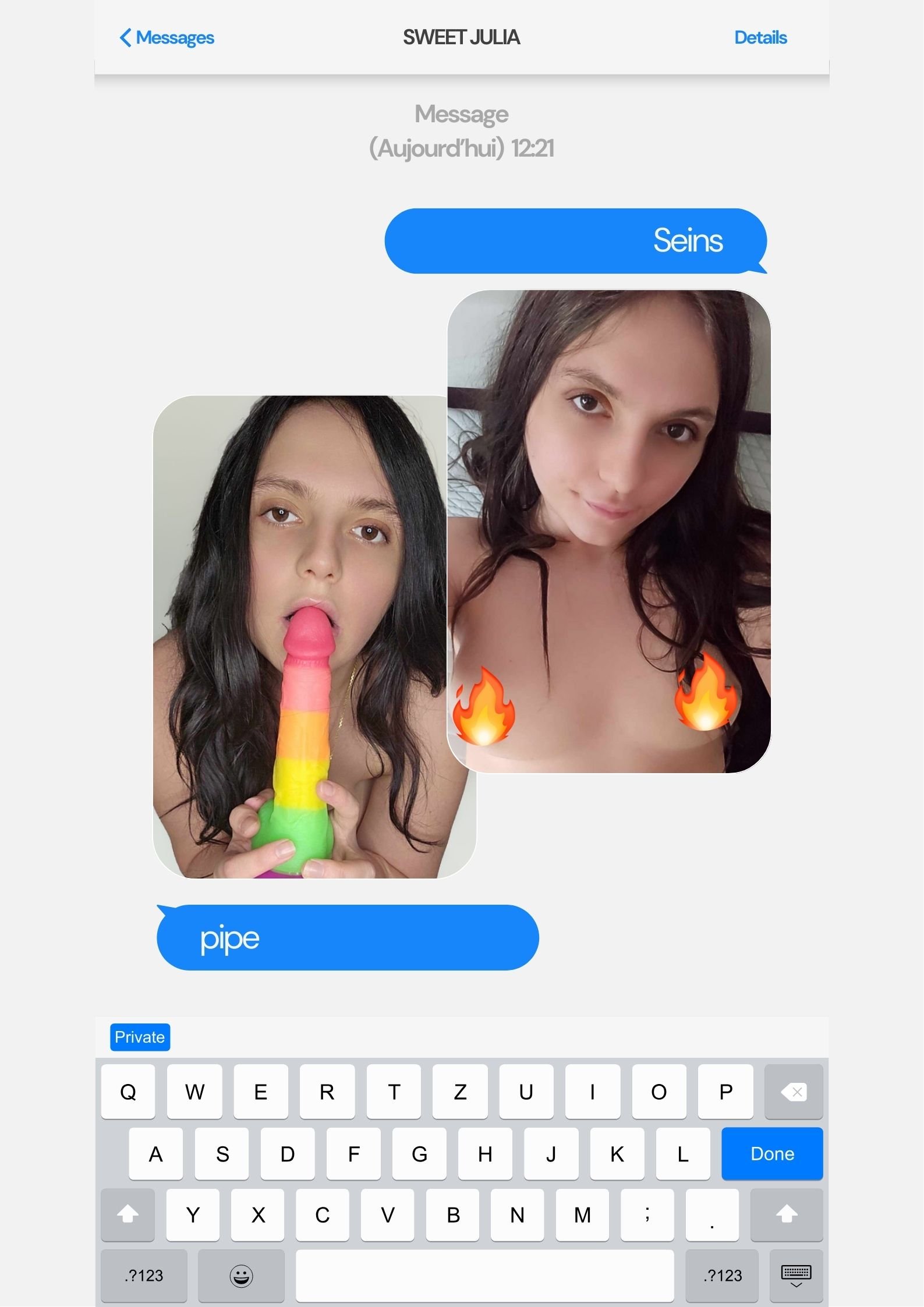 Une fille tient un jouet dans sa bouche tout en envoyant un message texte sur son téléphone.