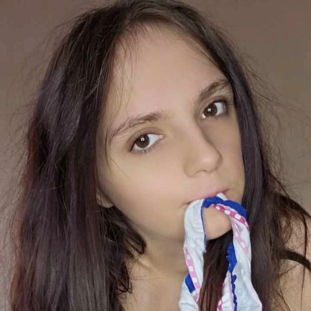 Une soumise tient un string dans ça bouche