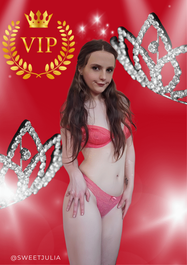 SEXE VIP avec Une femme en bikini rouge pose avec une couronne, affichant un sourire confiant et joyeux.