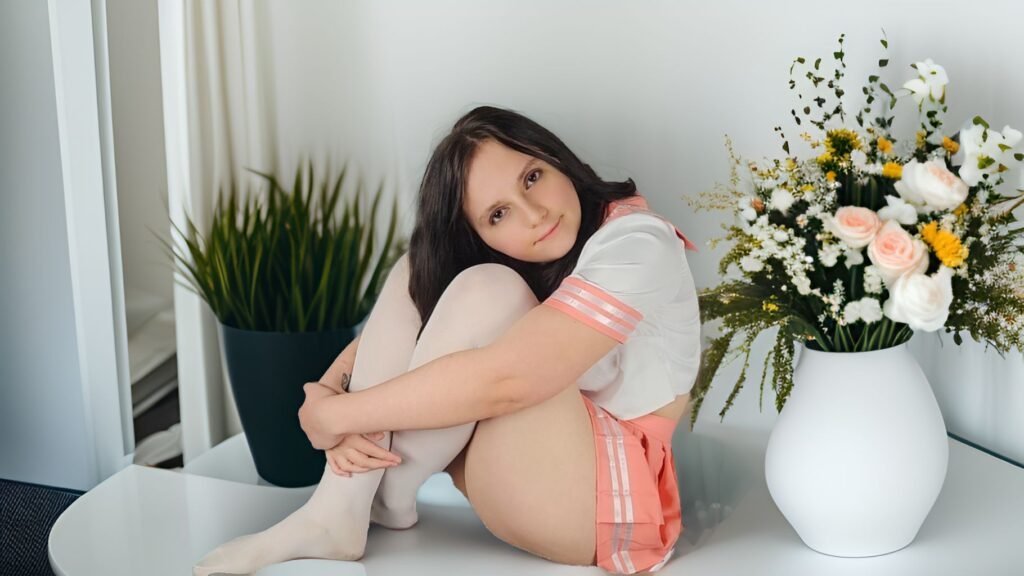 Une fille en uniforme d'écolière
