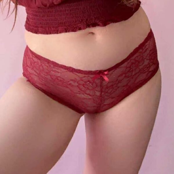 Gros plan sur le shorty bordeaux d'une fille